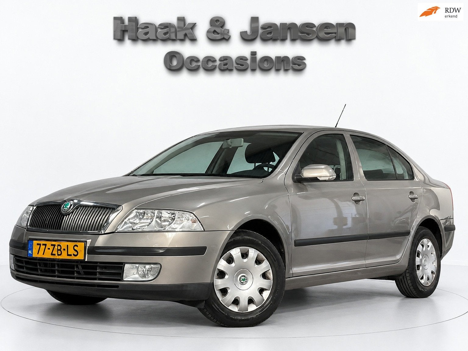 Skoda Octavia 1.6 Ambiente - Cruise - Airco - Radio, Voorwielaandrijving, Gebruikt, 4 cilinders, Beige