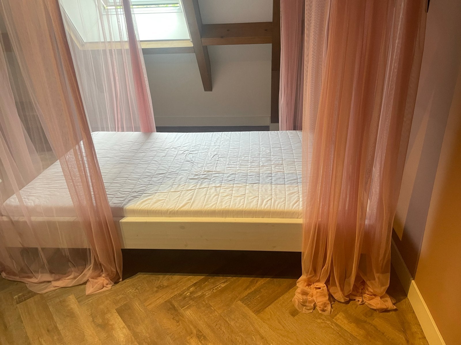 Huisbed / Kajuitbed met roze klamboes - 210x127x228cm, Ophalen, Gebruikt, Eenpersoons, Overige maten