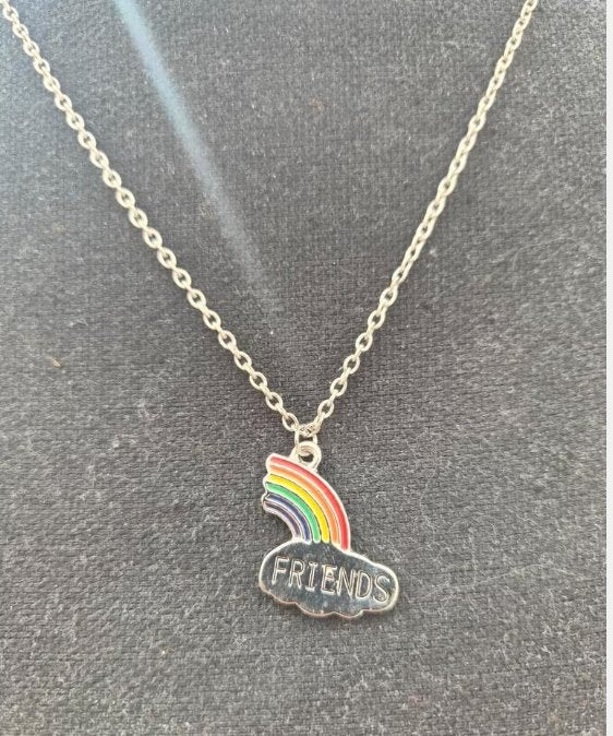 zilverkleurig kettinkje met een hanger regenboog en friends, Overige materialen, Verstelbaar, Ophalen of Verzenden, Zo goed als nieuw