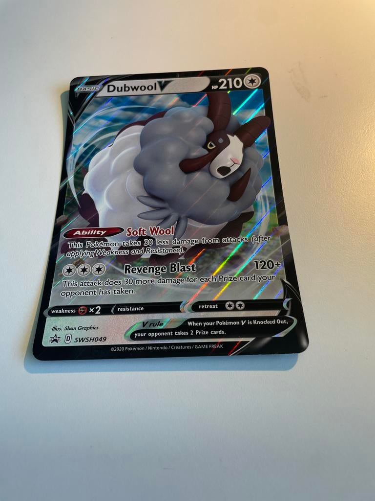 Grote Pokémon kaart Dubwool V SWSH049, Verzenden, Zo goed als nieuw, Losse kaart, Foil