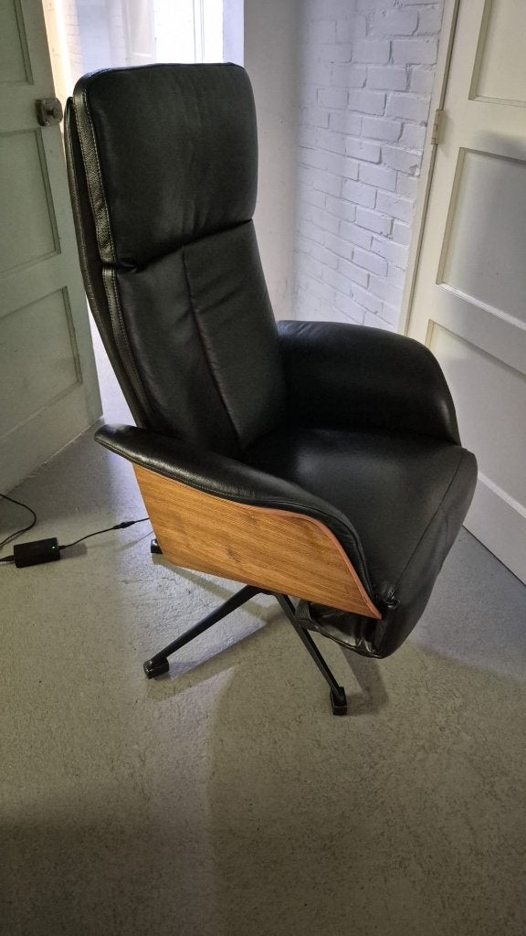Relaxstoel, leer, elektrisch, Huis en Inrichting, Fauteuils, Ophalen, Minder dan 75 cm, Zo goed als nieuw, 50 tot 75 cm
