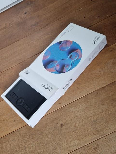 Wacom Intuos Pro tekentablet maat S, Computers en Software, Tekentablets, Ophalen, Zo goed als nieuw, Bedraad, Wacom Intuos