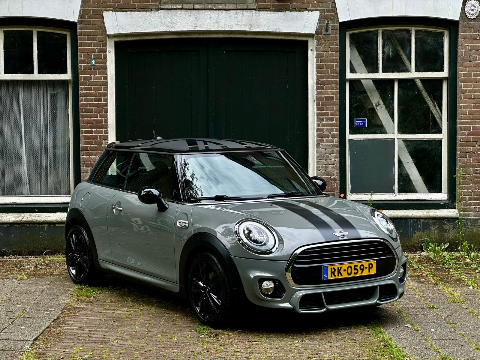 Mini 1.5 Cooper 2017 Grijs | JCW | Keyless | Navi | Cruise |, Voorwielaandrijving, 136 pk, Leder en Stof, 49 €/maand