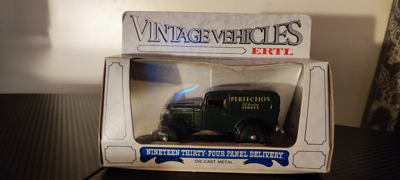 ERTL Vintage Vehicles - 1934 Ford Panel Delivery (1:43) - In, Ophalen of Verzenden, Zo goed als nieuw, Bus of Vrachtwagen, Overige merken