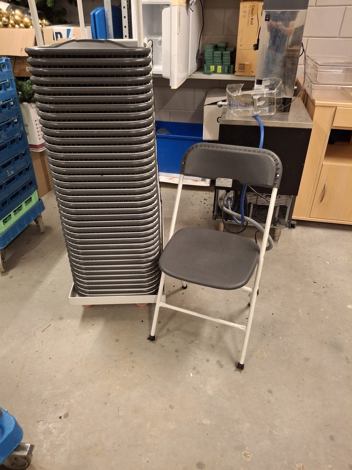 Stapelbare stoelen met kar - Ideaal voor evenementen 36 stks, Huis en Inrichting, Stoelen, Ophalen, Kunststof, Gebruikt, Grijs