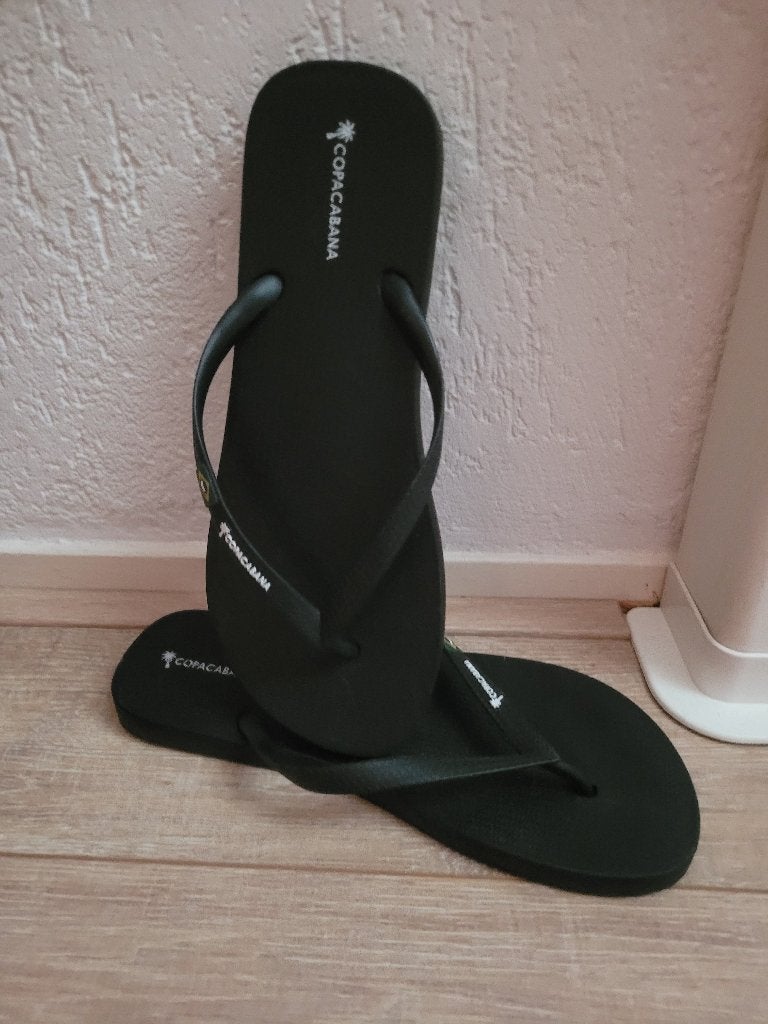Copacabana teenslippers zwart, nieuwstaat, maat 39, Slippers, Copacabana, Zwart, Ophalen of Verzenden