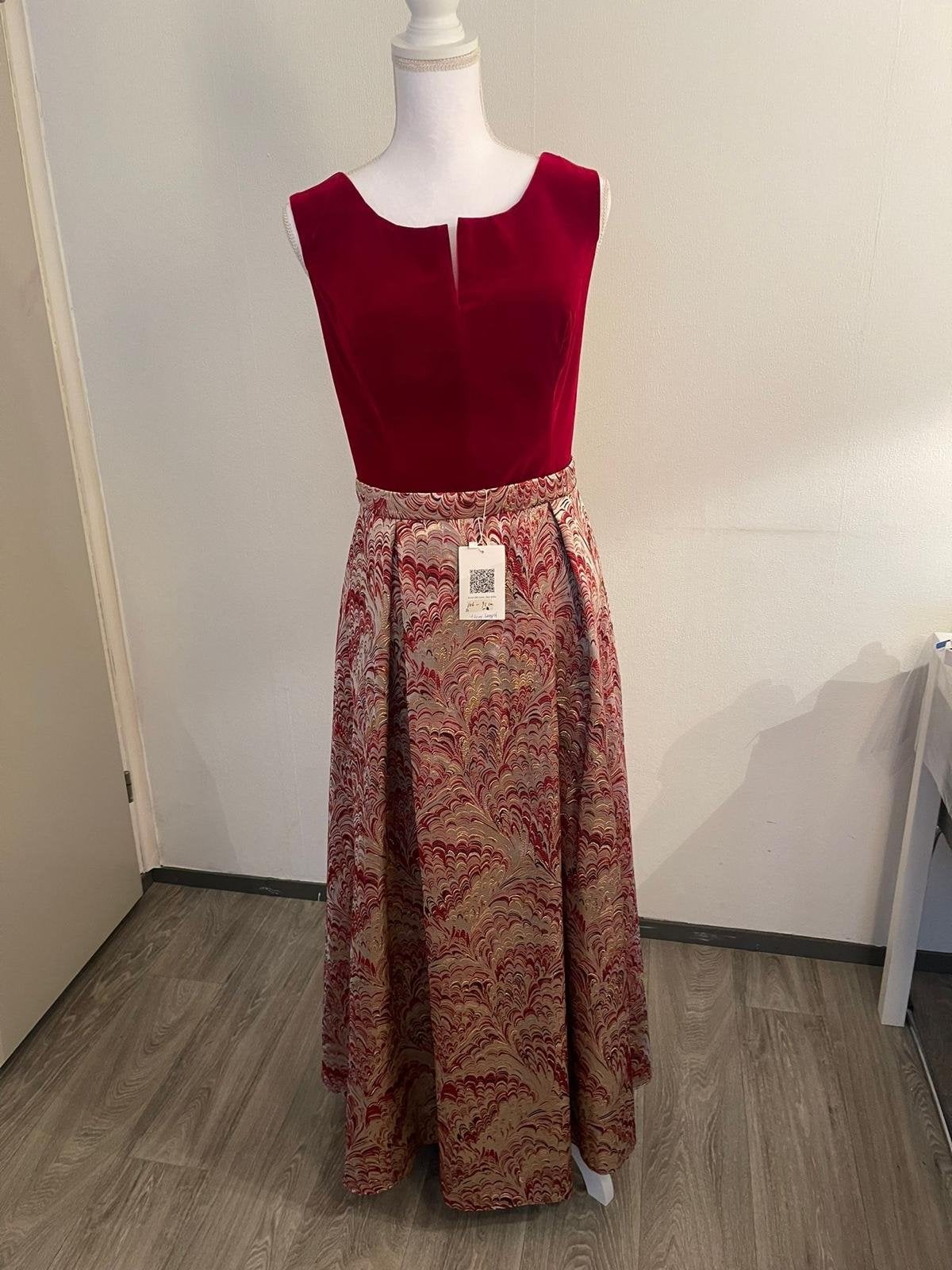 Prachtige rode fluwelen jurk met patroon rok, Kleding | Dames, Jurken, Maat 42/44 (L), Nieuw, Ophalen of Verzenden, Rood