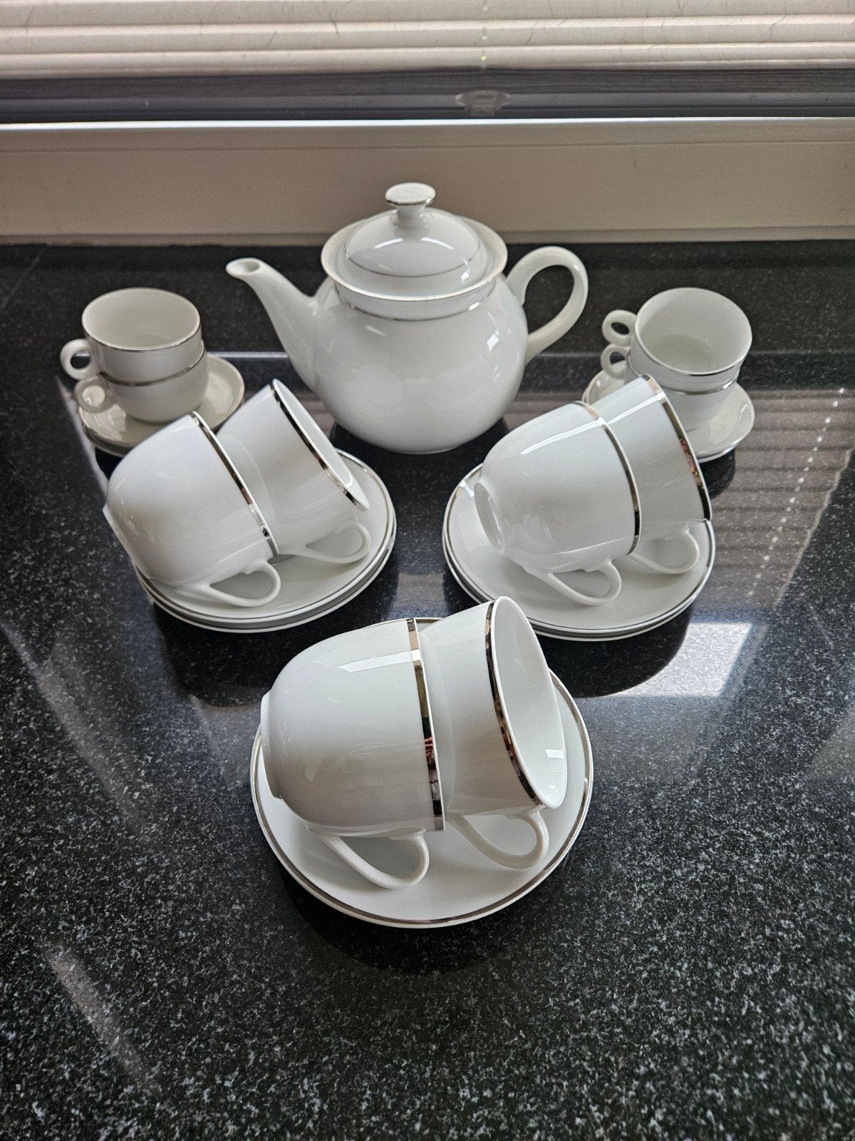 Servies met zilverrandje, Huis en Inrichting, Ophalen, Zo goed als nieuw, Steen/keramiek, Wit