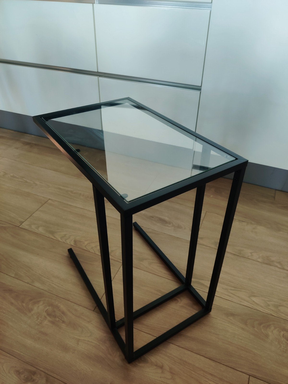 IKEA Vittsjö laptoptafel - zwartbruin/glas, Huis en Inrichting, Tafels | Bijzettafels, Ophalen, Gebruikt, Modern, Industrieel