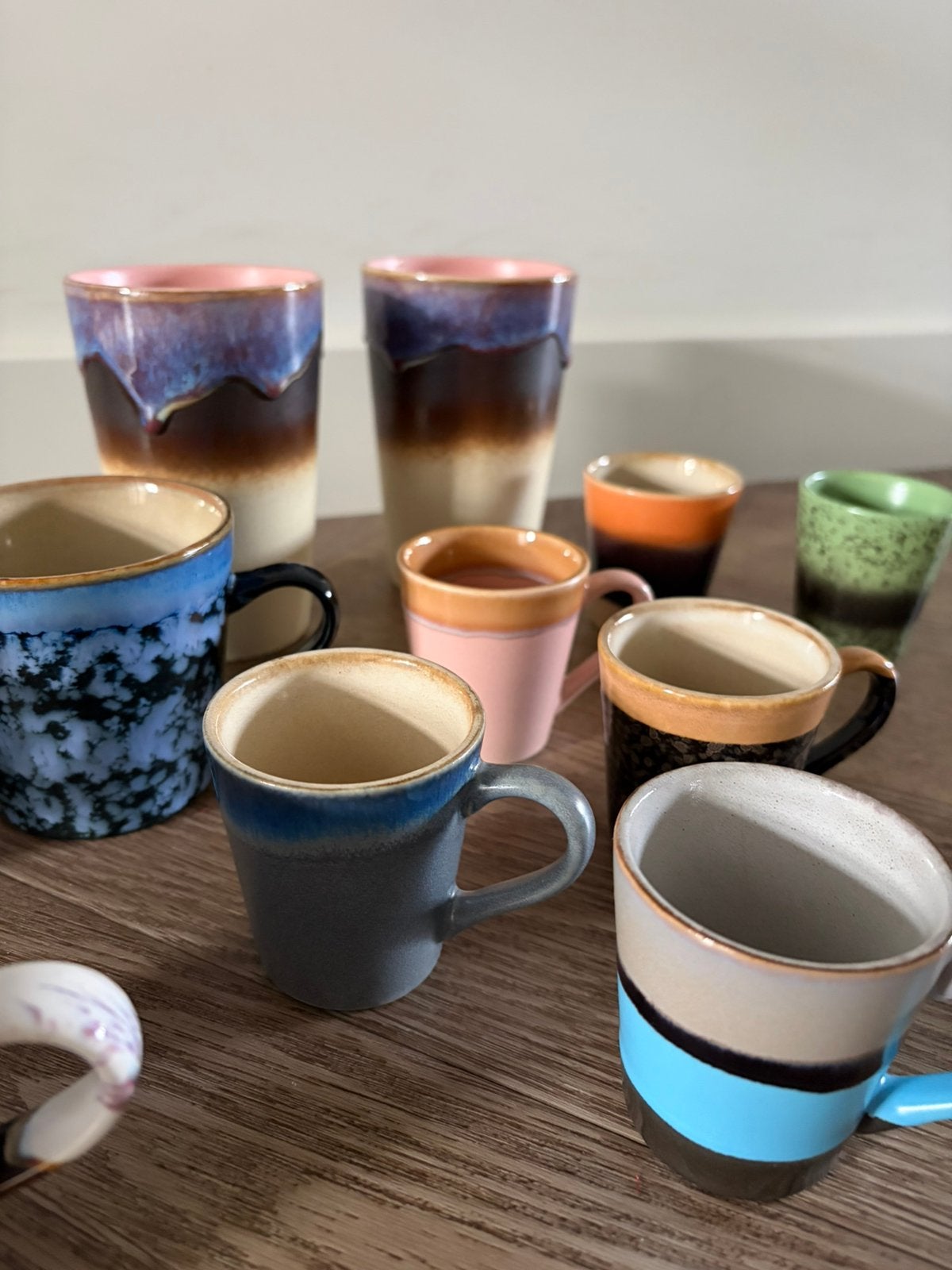 Mooie set van 11 HKLiving koffie-/theemokken in nieuwstaat, Huis en Inrichting, Ophalen, Keramiek, Zo goed als nieuw, Overige stijlen