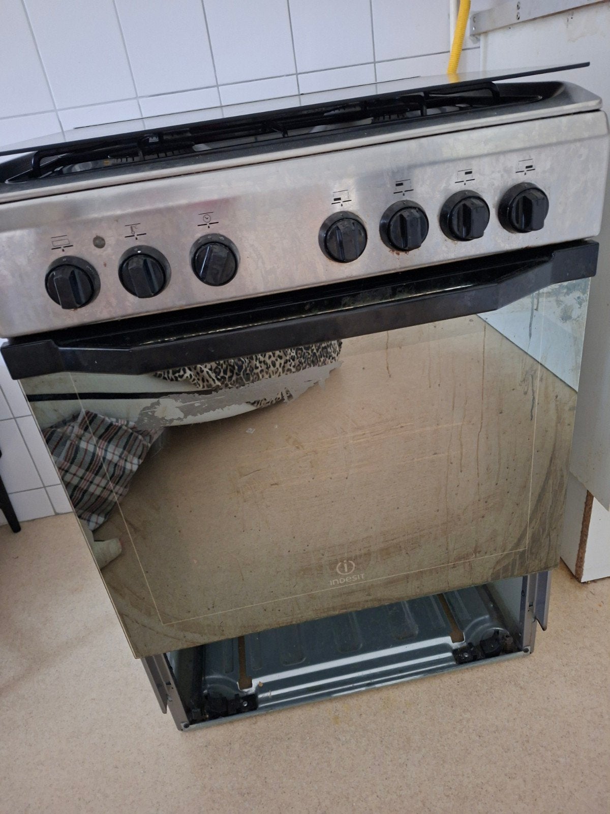 Indesit oven gebruikt - voor studenten of starters, Witgoed en Apparatuur, Fornuizen, Ophalen, Gebruikt, 4 kookzones, Gas