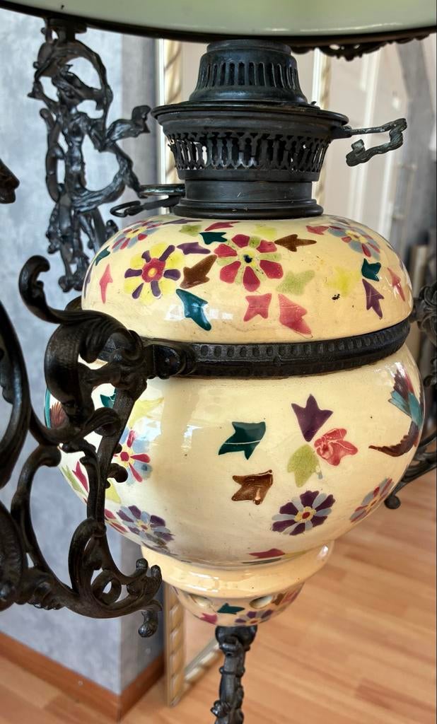Antieke olielamp met handgeschilderde decoratie, Antiek en Kunst, Antiek | Lampen, Ophalen of Verzenden