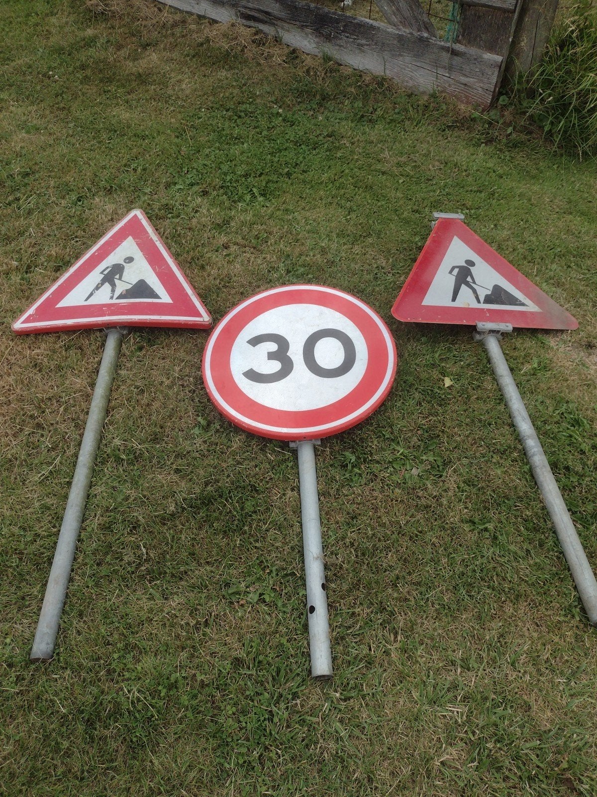 3 verkeersborden, Ophalen