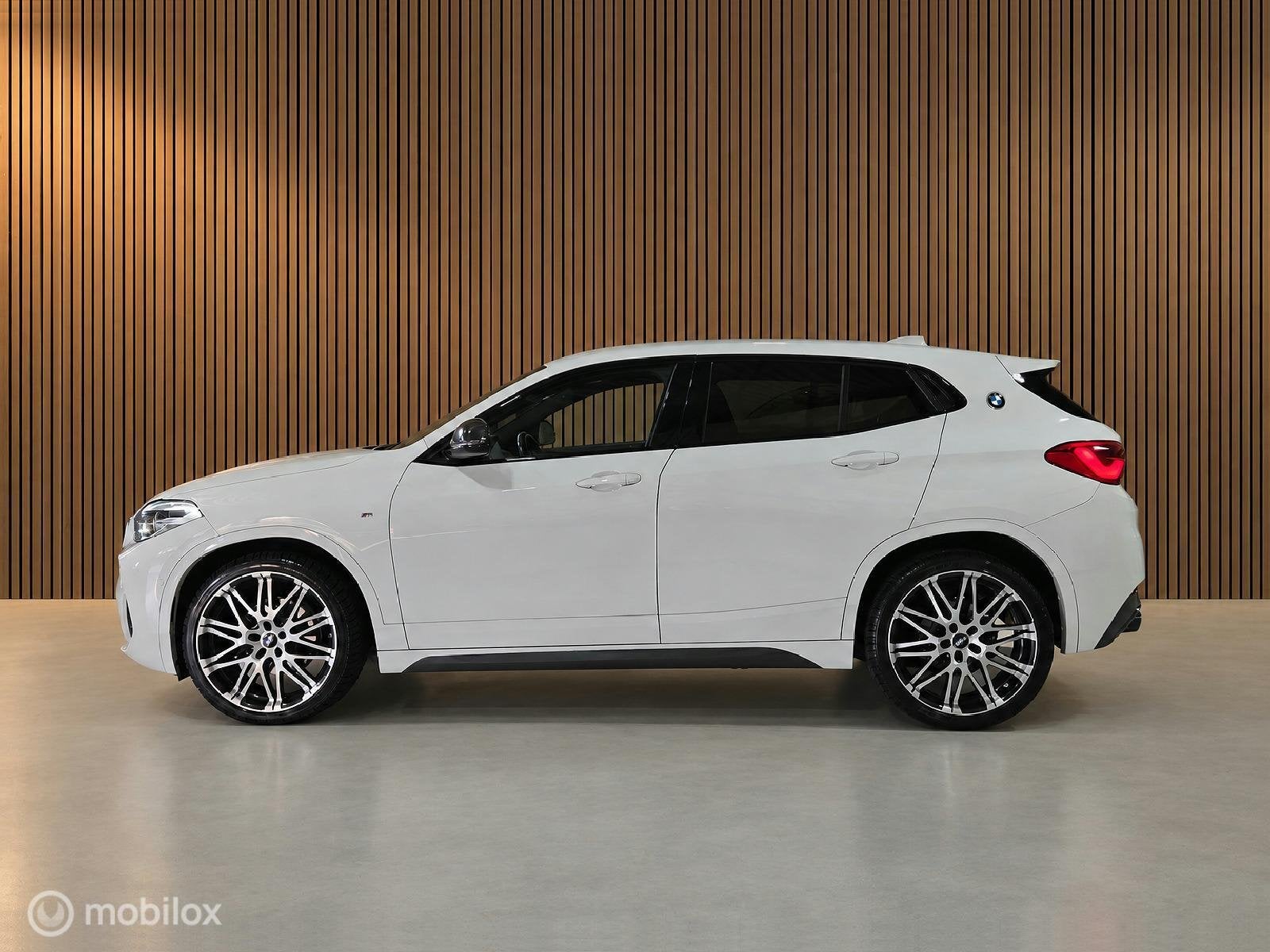 BMW X2 sDrive18i Executive M-Sport Oxigin, Auto's, Dealer onderhouden, Gebruikt, Wit, Bedrijf