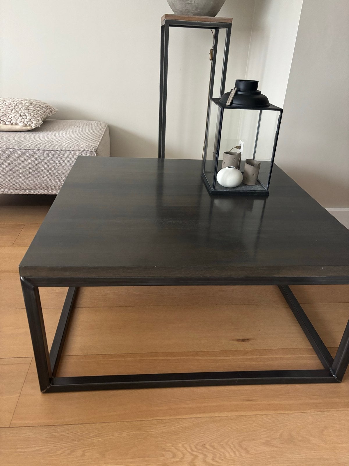 Salontafel vierkant donker hout met metalen onderstel, Huis en Inrichting, Ophalen, 50 tot 100 cm, Zo goed als nieuw, 5 – 50