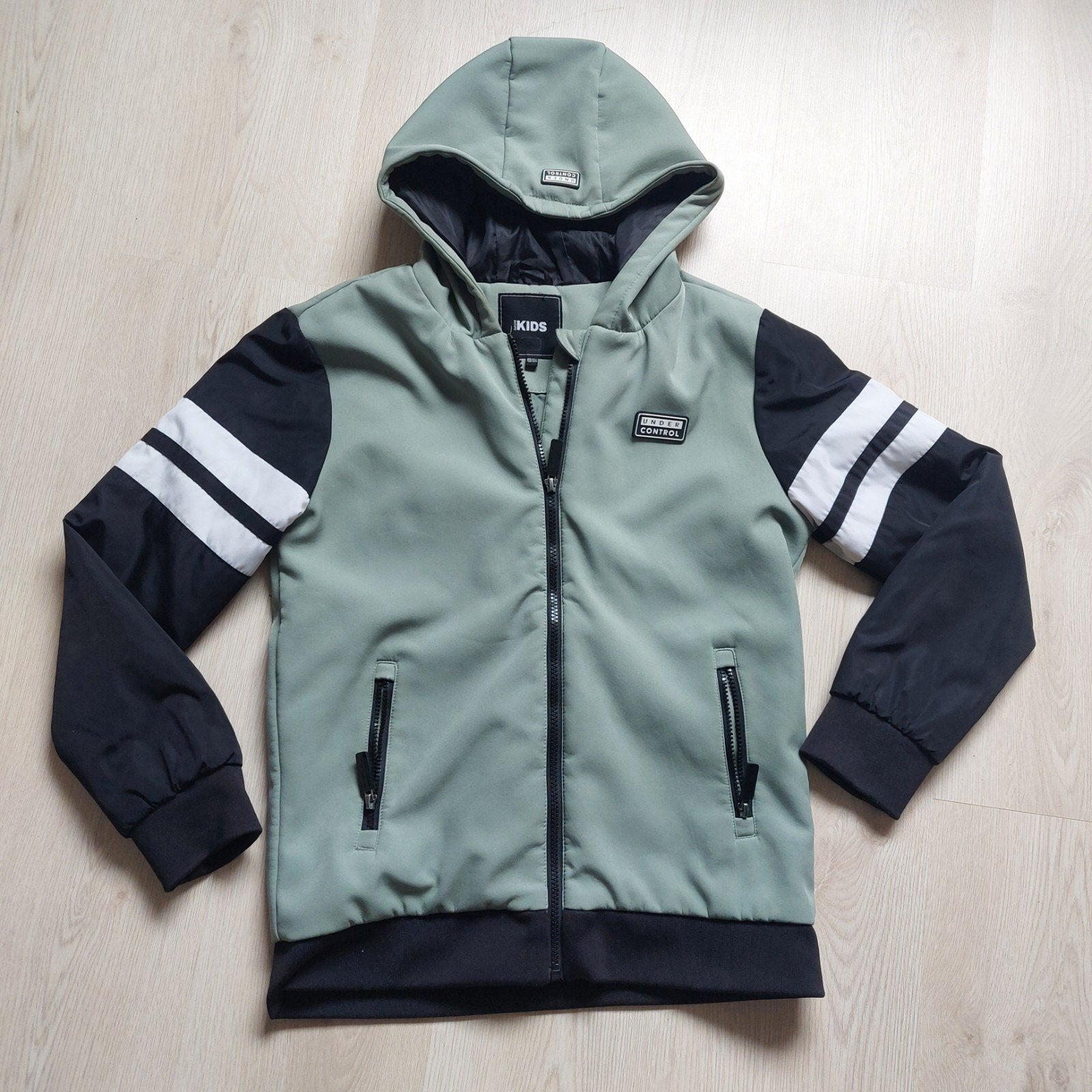 Stoere jongensjas met capuchon en strepen, Overige maten, Ophalen of Verzenden, Zo goed als nieuw, Kids