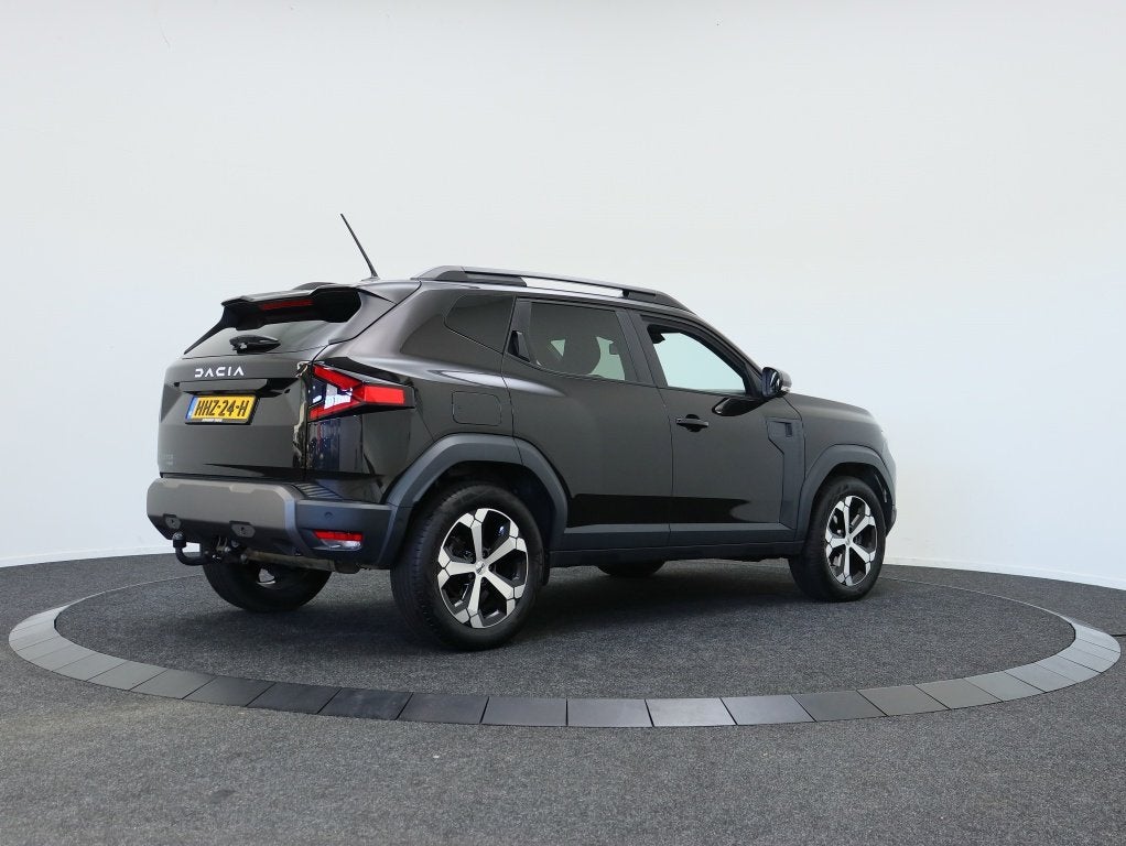 Dacia Duster 1.6 Hybrid 140 Journey | Trekhaak | Navigatie |, Auto's, Stof, Gebruikt, 4 cilinders, Zwart
