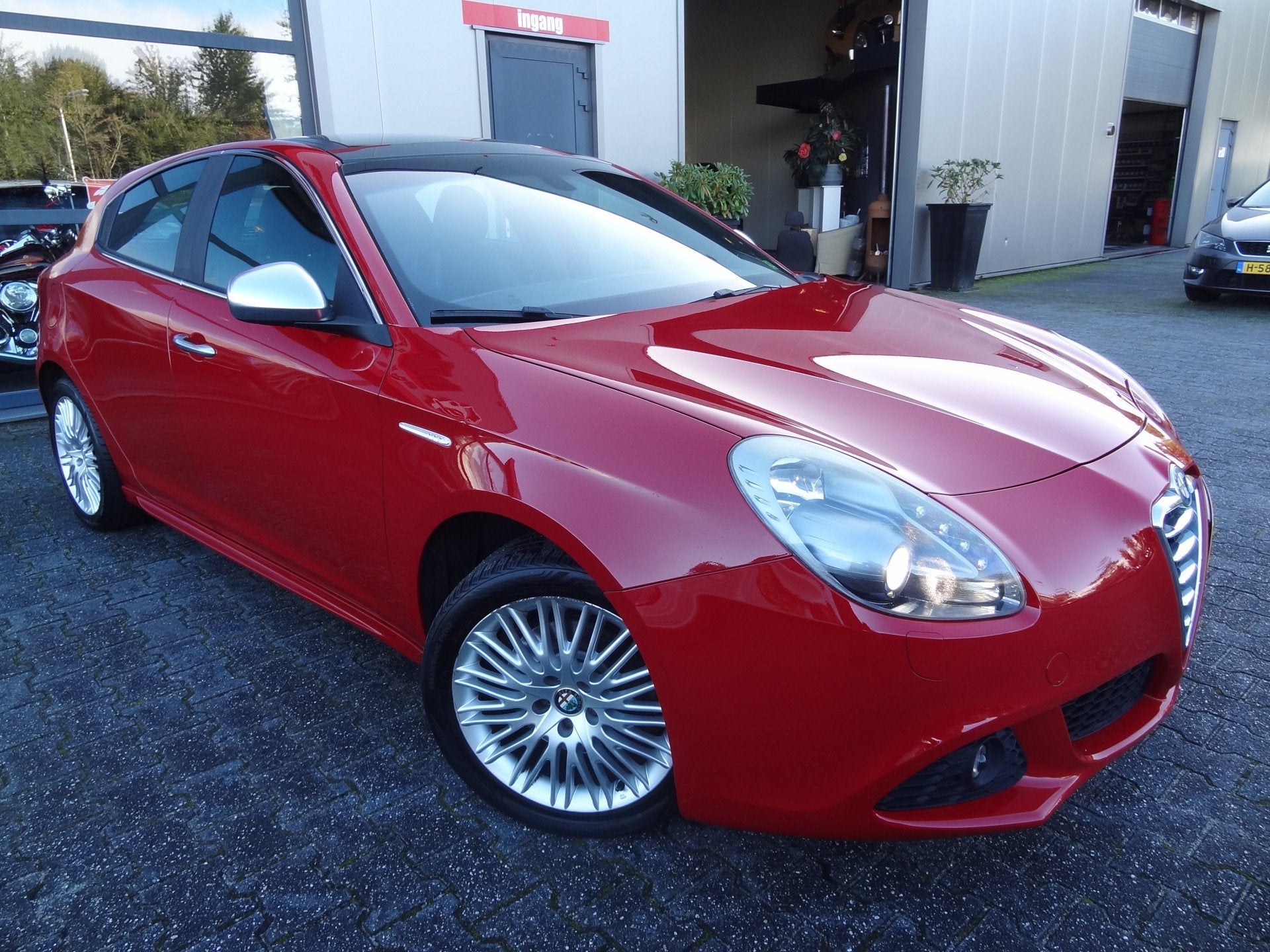 Alfa Romeo Giulietta 1.4 T Distinctive | NL-AUTO | PANO | CR, Euro 5, Zwart, 4 cilinders, Leder en Stof