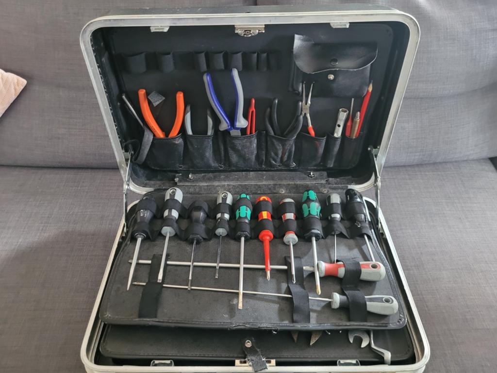 Gereedschapskoffer met diverse toebehoren, Doe-het-zelf en Verbouw, Gereedschap | Handgereedschap, Ophalen, Gebruikt