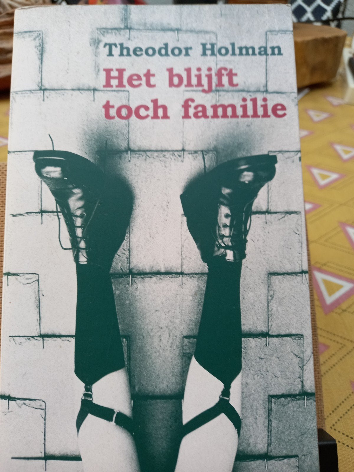 Het blijft toch familie van Theodor Holman, Gelezen, Theodor Hofman, Ophalen of Verzenden, Nederland
