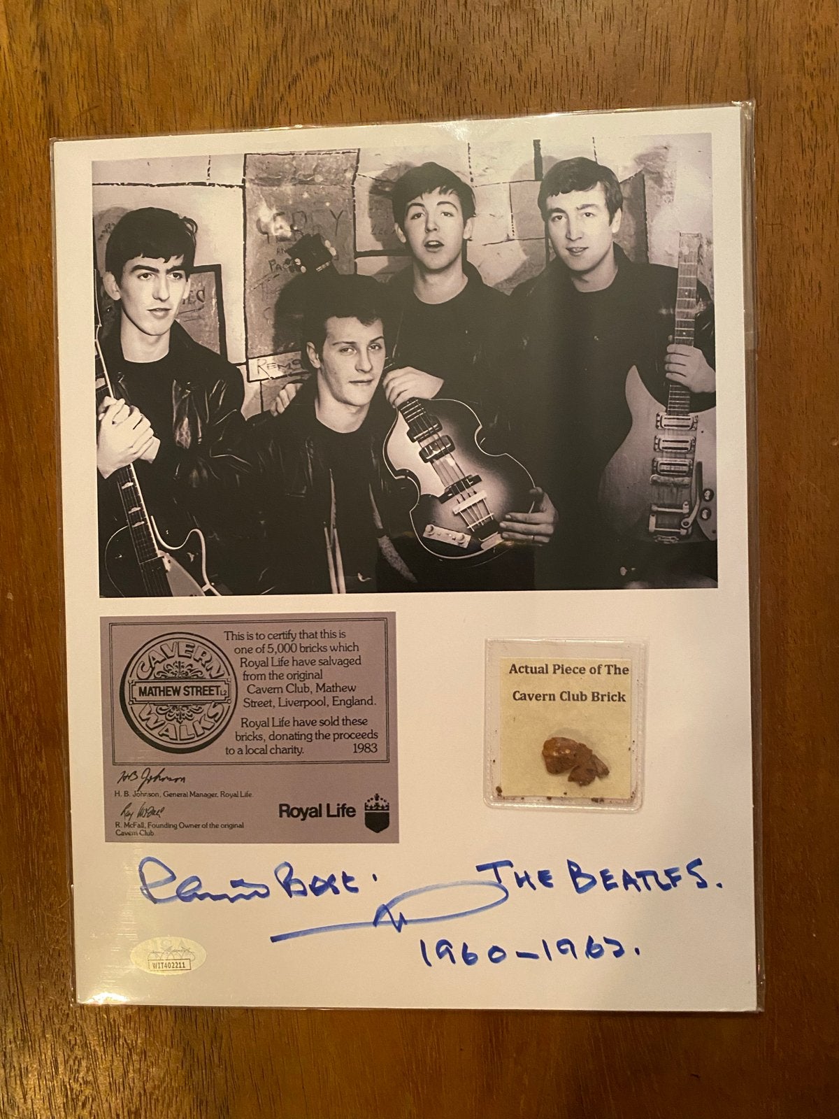 Gesigneerde Beatles foto met Cavern Club baksteen, Ophalen of Verzenden, Nieuw, Foto of Kaart, Gesigneerd
