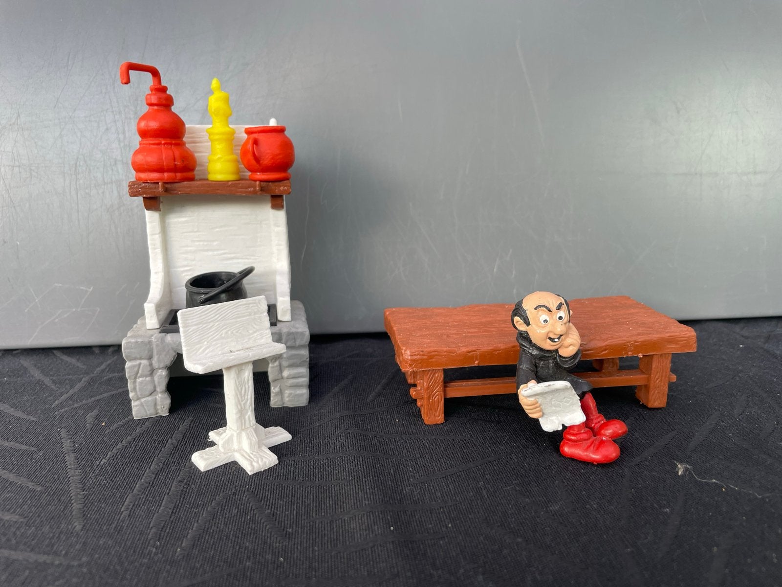 Gargamel met tafel en open haard - Smurfen set, Verzamelen, Ophalen of Verzenden, Gebruikt, Gargamel, Huisje of Attribuut