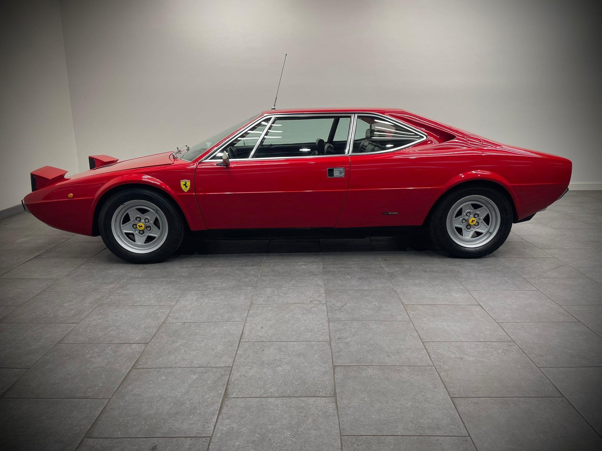 Ferrari Dino 208 GT4 2+2 Coupé, Auto's, Lichtmetalen velgen, Gebruikt, 4 stoelen, Bedrijf