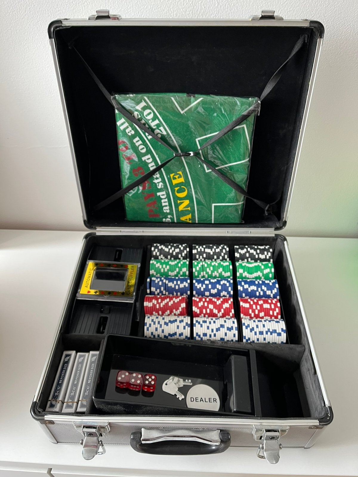 Complete pokerset met 600 fiches, Ophalen, Zo goed als nieuw