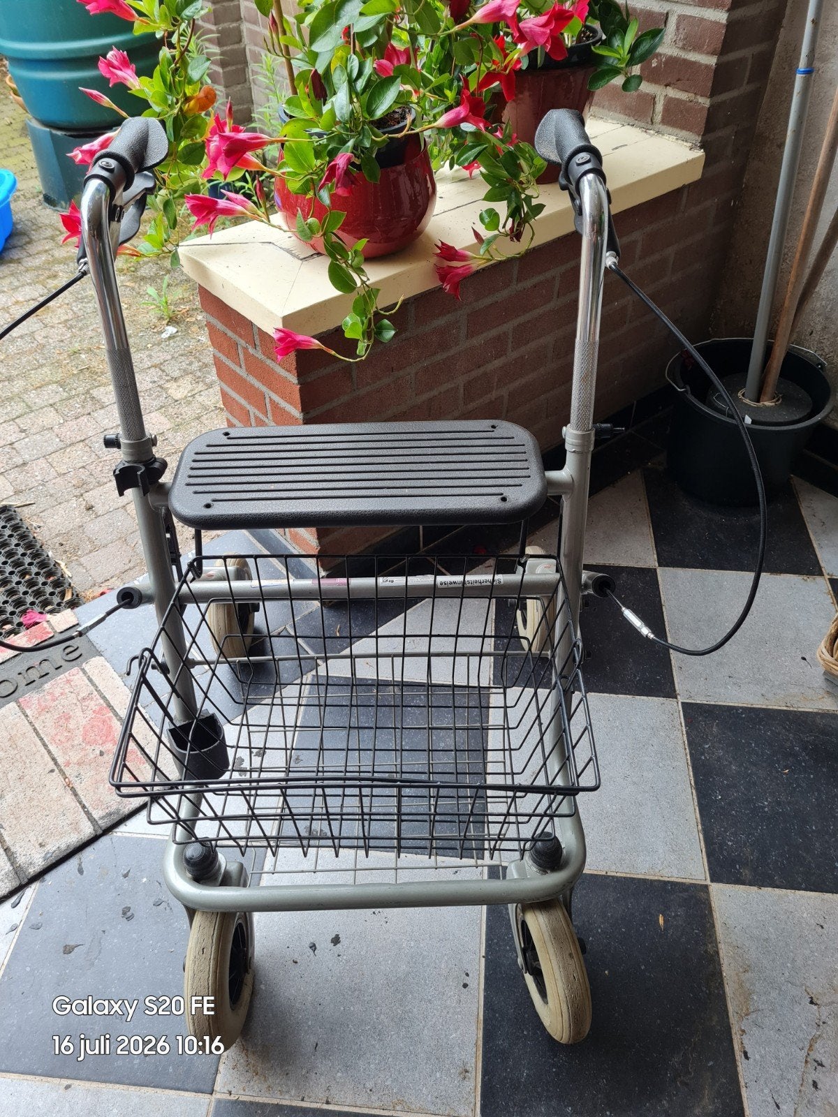 Rollator ( gebruikt ) met mandje en serveerblad., Ophalen of Verzenden