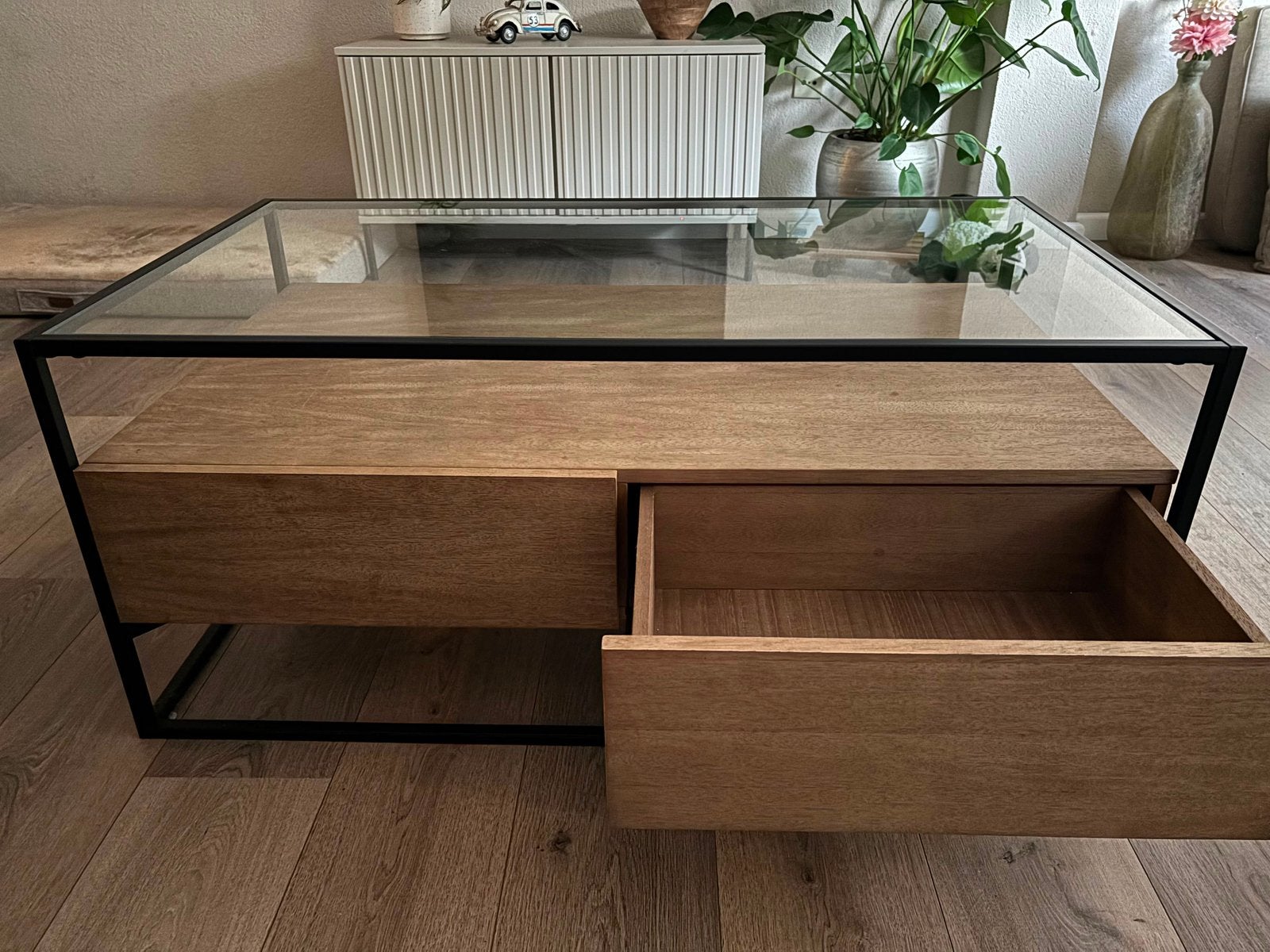 Mooie hiuten tafel met glas, Ophalen