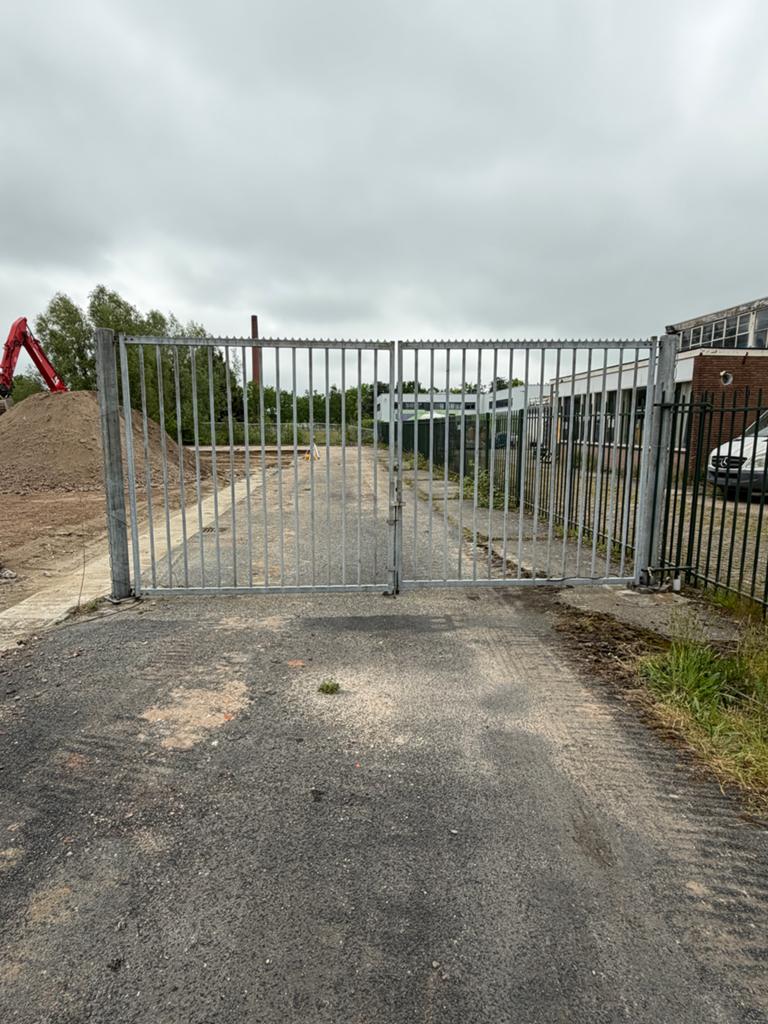Verzinkt stalen poort 5300x2500mm - Geen sleutels, Tuin en Terras, Ophalen, Met poort, Gebruikt, Spijlenhekwerk