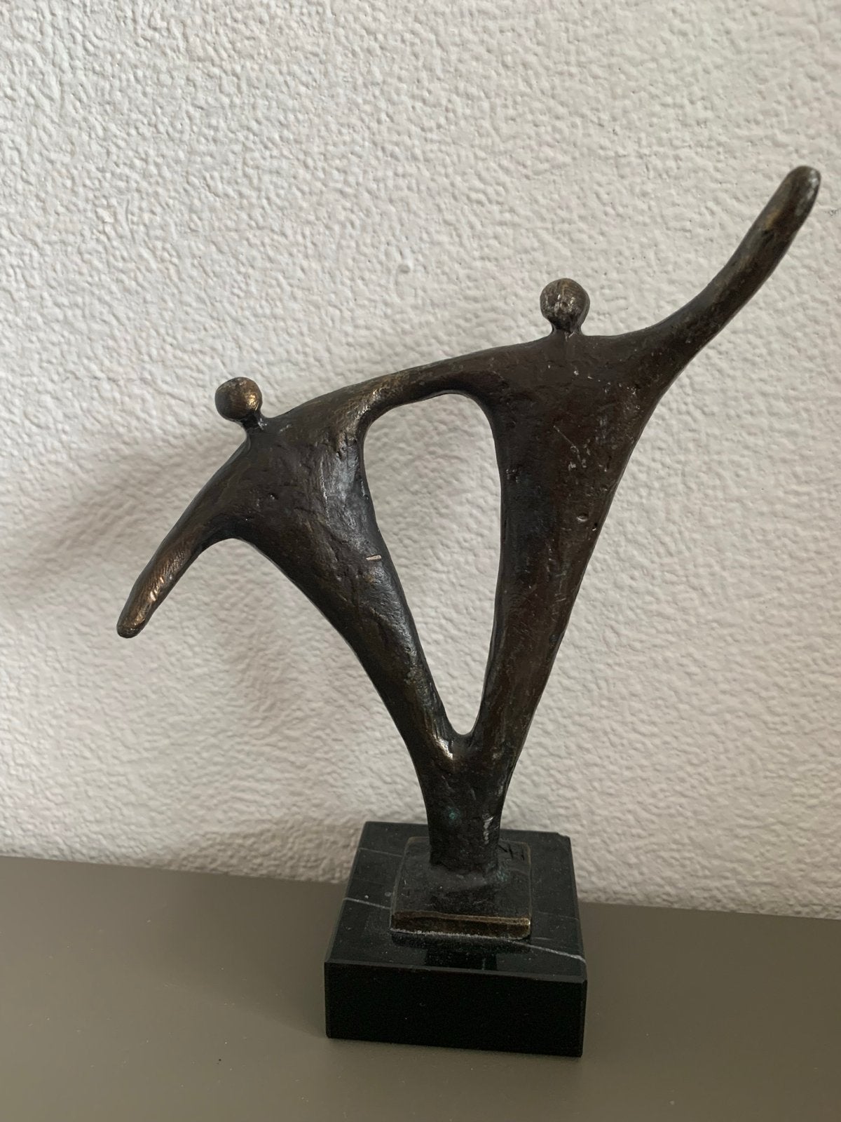Verbronsd beeldje 'Vriendschap' van Hans Kuyper, Groep mensen, Minder dan 20 cm, Ophalen of Verzenden, Gemerkt