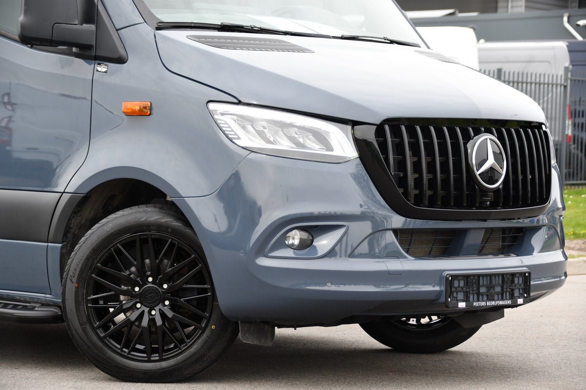 Foto 8 van Mercedes-Benz Sprinter 315 1.9 CDI L2H2 AMG Edition Adaptiev