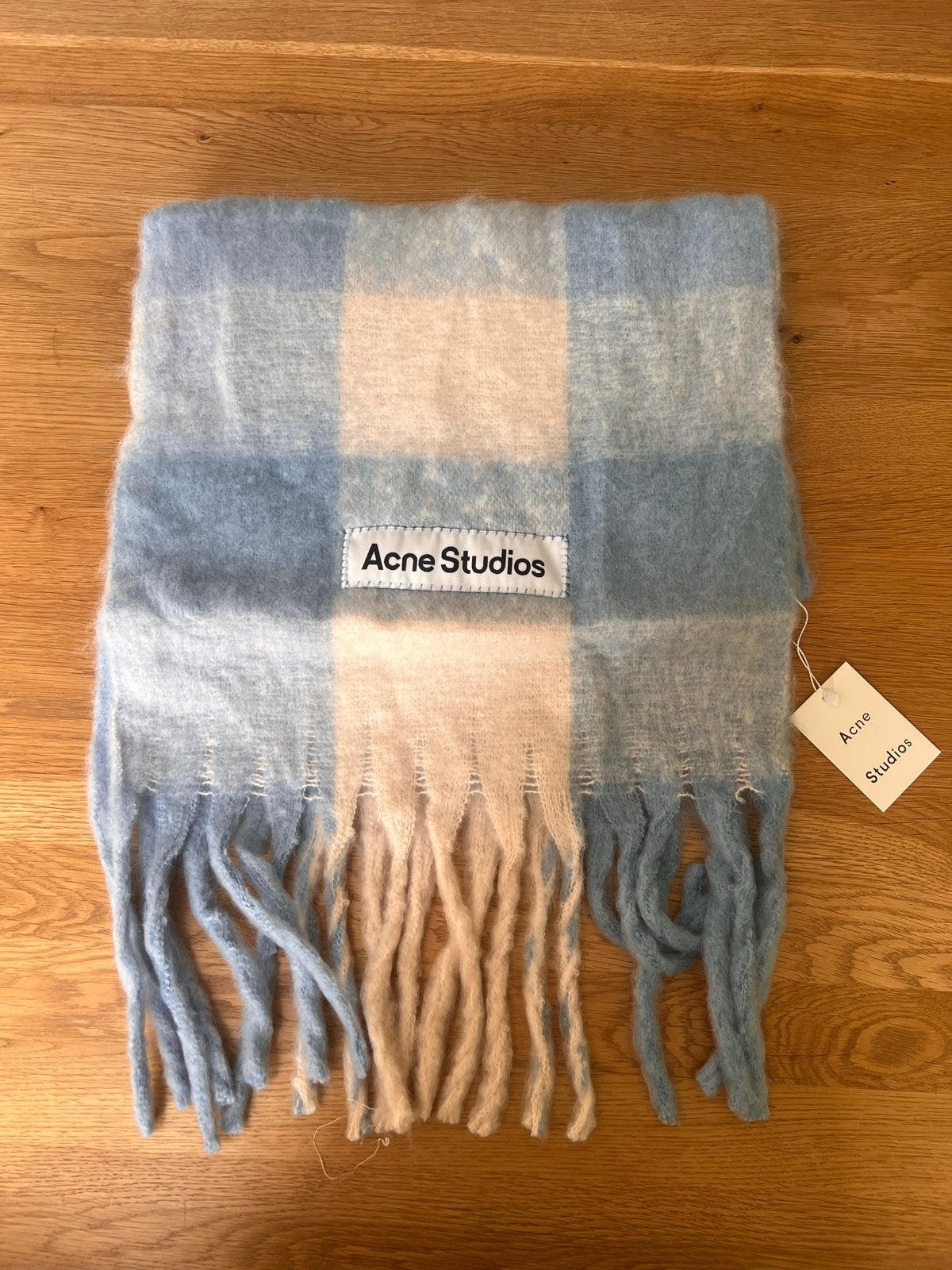 Acne Studios Sjaal Blauw en Wit Geruit, Ophalen of Verzenden, Zo goed als nieuw, Sjaal