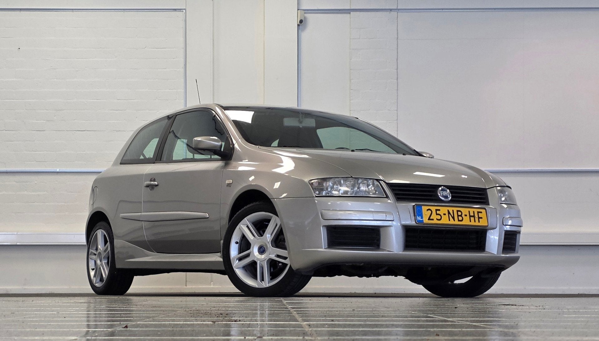 Fiat Stilo 2.4i 20V Abarth 170pk 17" LM Nieuwe APK Garantie, Auto's, Voorwielaandrijving, Stof, Gebruikt, Zwart