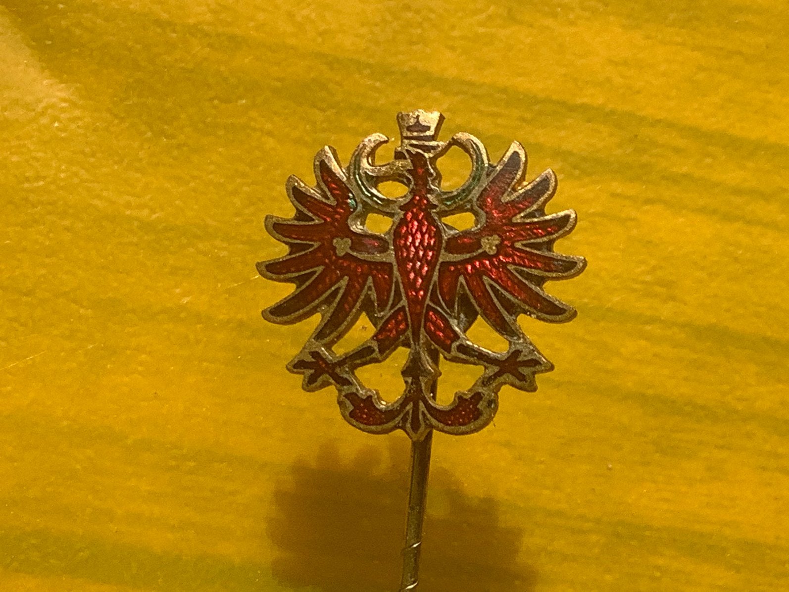 Emaille speldje adelaar Tirol Oostenrijk wapen, Verzamelen, Speldjes, Pins en Buttons, Ophalen of Verzenden, Gebruikt, Stad of Land