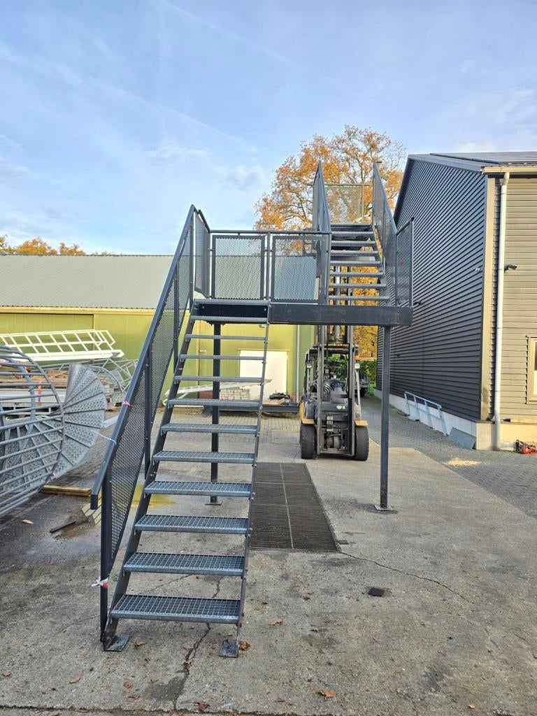 Stalen trap met bordes antraciet. Hoog 2.4 mtr. Nob171, Ophalen, Zo goed als nieuw, Trap, 2 tot 4 meter