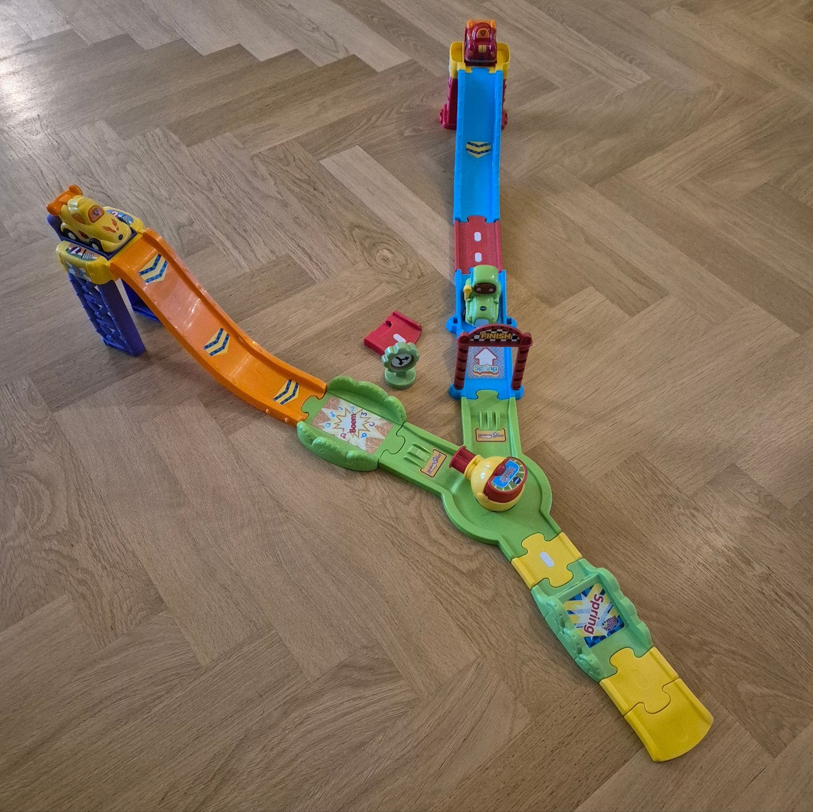 Vtech Toet Toet Auto Racebaan met 2 auto's en 1 tractor, Ophalen, Zo goed als nieuw, 6 maanden tot 2 jaar