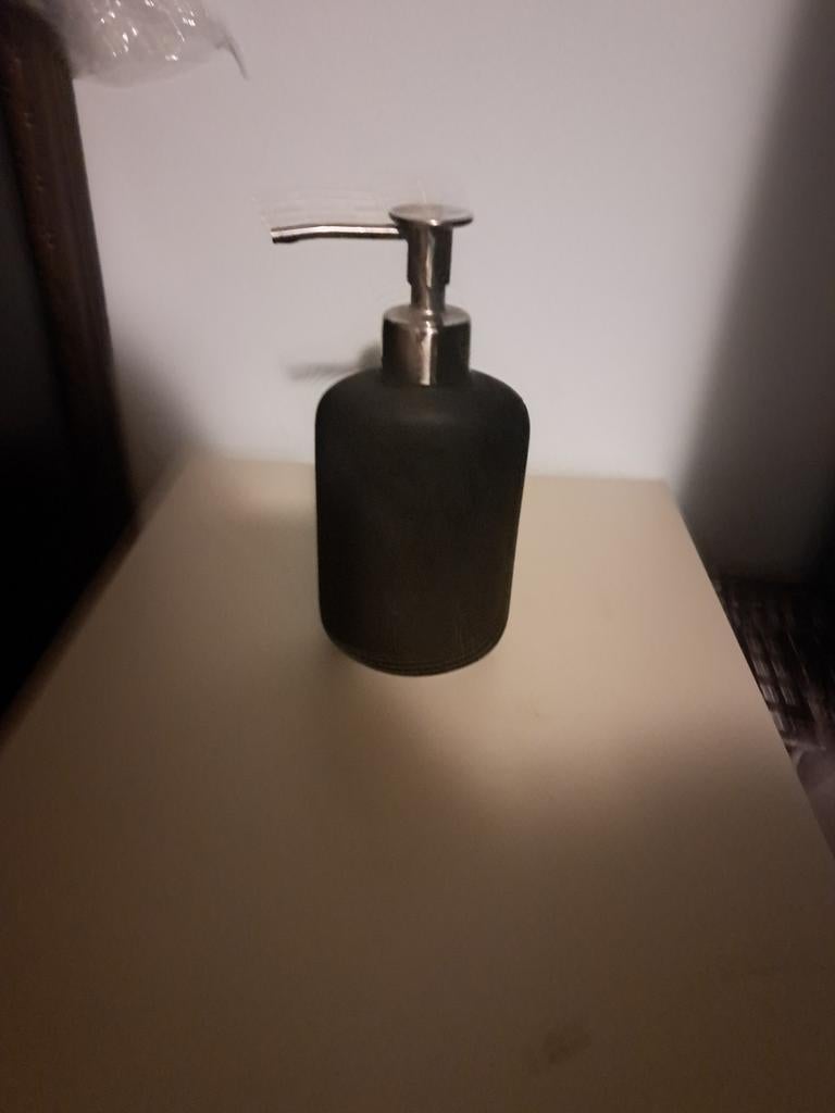 Donkergrijs zeeppompje van Ikea, Ophalen of Verzenden, Zo goed als nieuw