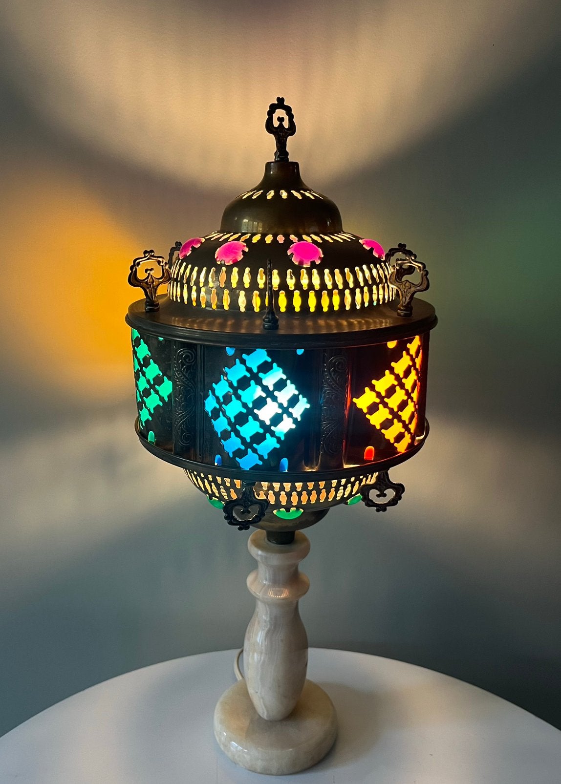 Oosterse Tafellamp met Gekleurd Glas en Marmeren Voet, Antiek en Kunst, Antiek | Lampen, Ophalen of Verzenden