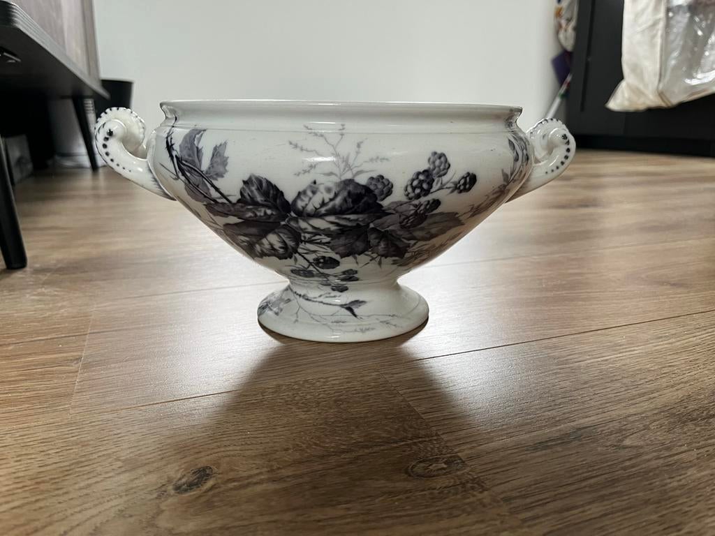 Antieke Villeroy & Boch schaal met bramenmotief, Ophalen