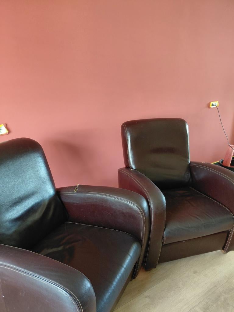 GRATIS! 2 donkerbruine leren stoelen, Huis en Inrichting, Banken | Bankstellen, Ophalen, Gebruikt, Eenpersoons, Rechte bank