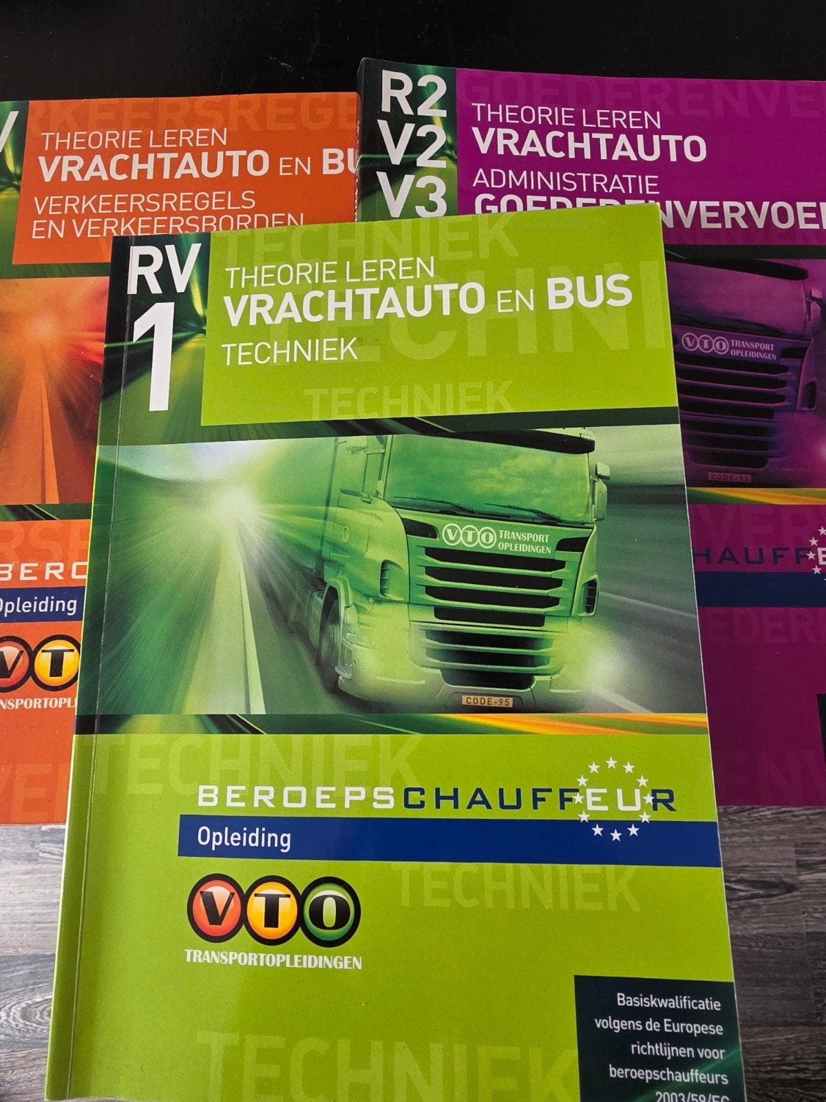 Vrachtauto en Bus Theorieboeken (VTO Transportopleidingen), Boeken, Studieboeken en Cursussen, Ophalen of Verzenden, Zo goed als nieuw
