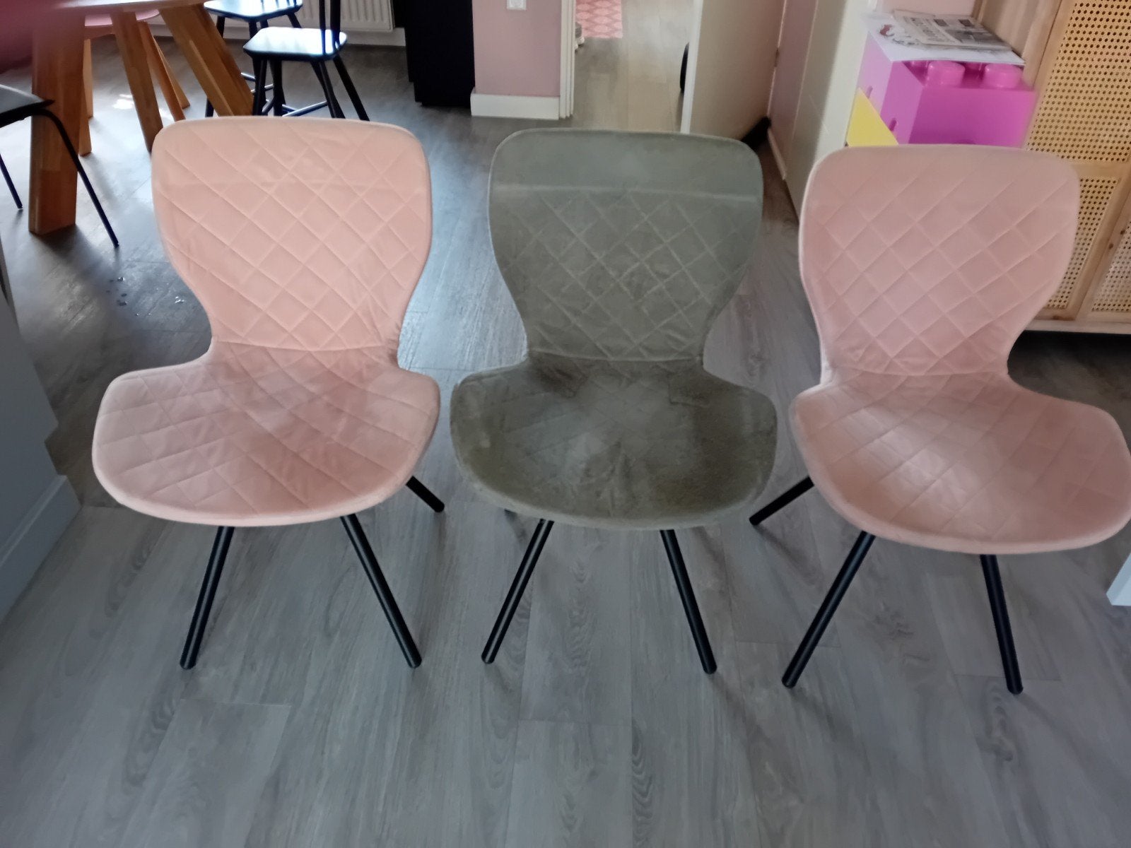 3 eetkamerstoelen 2 roze 1 grijze, Ophalen, Zo goed als nieuw, Overige kleuren