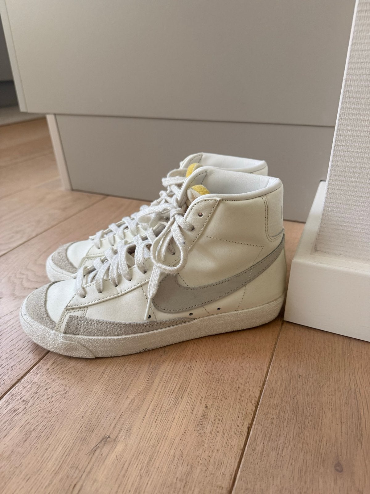 Nike Blazer Mid '77 - Wit en Grijs - Maat 38,5, Wit, Nieuw, Ophalen of Verzenden, Sneakers of Gympen