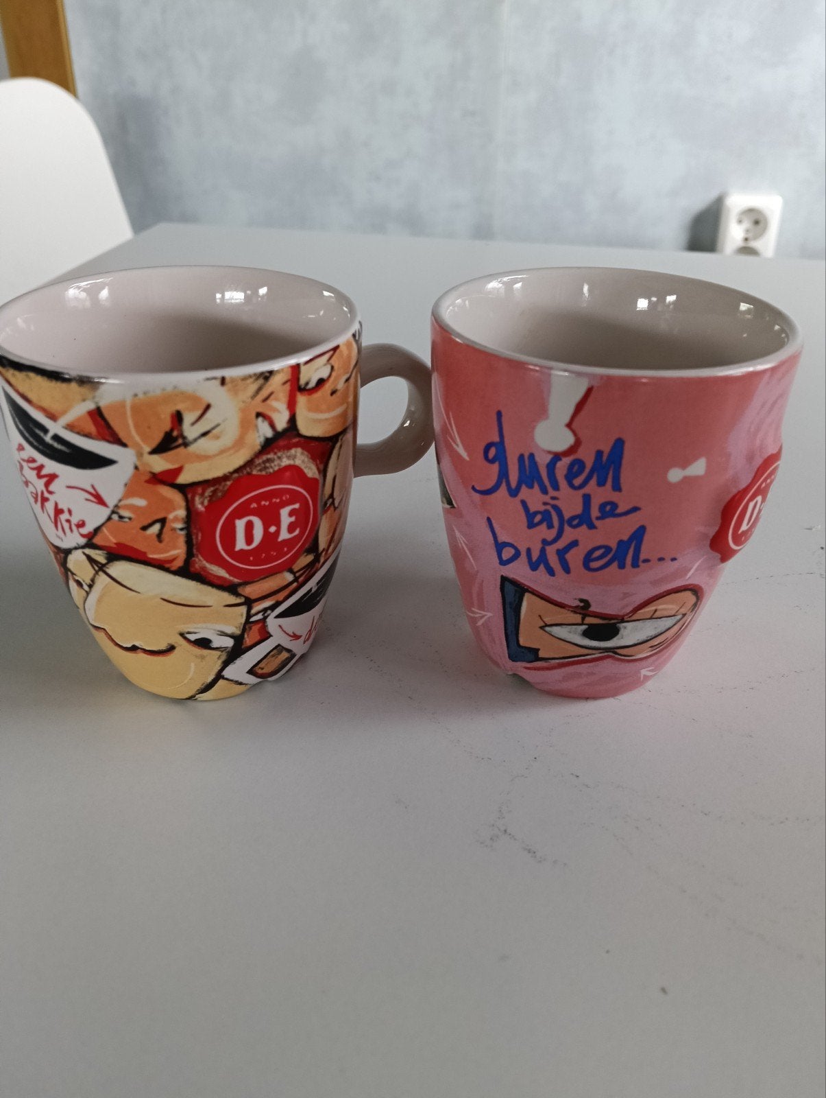Twee DE mokken. Burendag, Gebruikt, Ophalen of Verzenden, Overige stijlen, Kop(pen) en/of Schotel(s)
