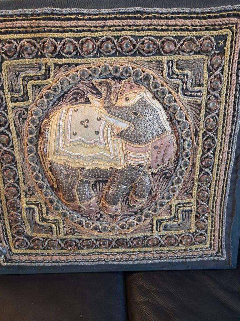 Ingelijst Kalagatapijt met olifant, handgeborduurd, Antiek en Kunst, Ophalen