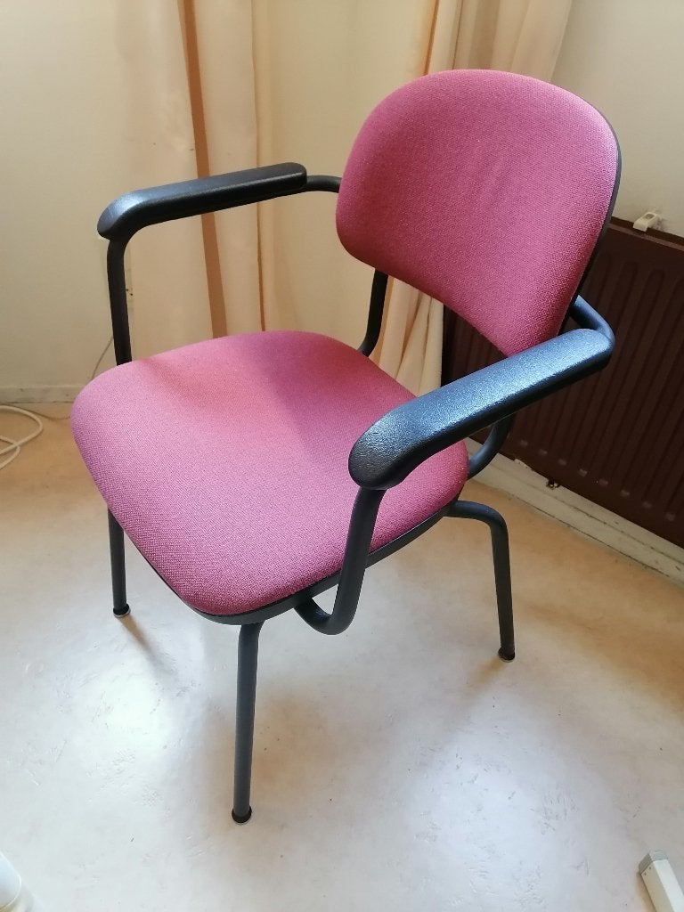 DUURZAME STOEL VAN METALEN EN STOF IN BURGENDY KLEUR, Ophalen, Gebruikt, Overige kleuren, Overige materialen