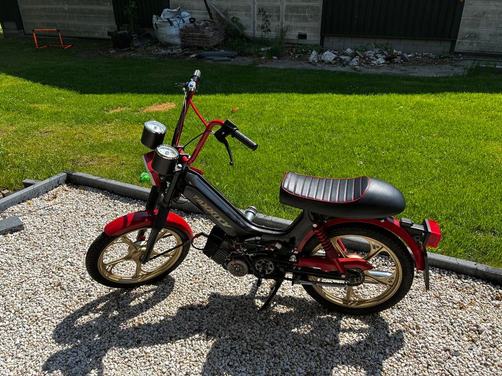 Tomos taxxity snorfiets - Zwart/Rood, Fietsen en Brommers, Brommers | Tomos, Ophalen, Gebruikt, Maximaal 45 km/u, Overige modellen