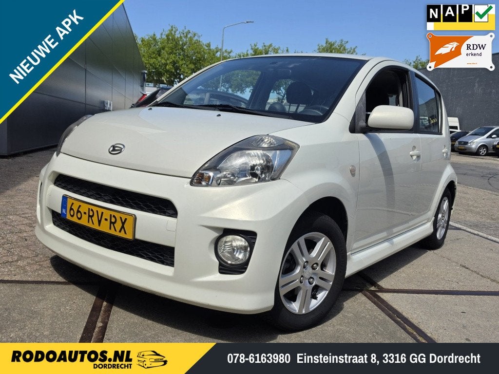 Daihatsu Sirion 2 1.3-16V Comfort 5-Drs Airco Nw APK ✅, 4 cilinders, Wit, Bedrijf, Handgeschakeld